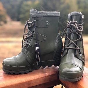 Sorry Joan Gloss Wedge Boots NORI Size 7.5